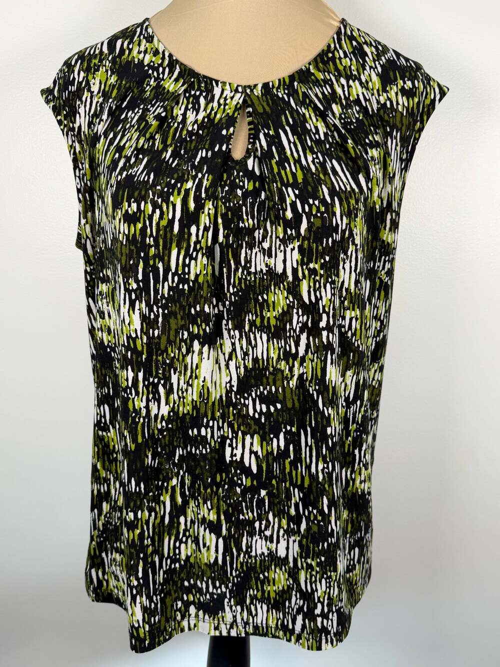 Kasper Womens Sleeveless Keyhole Top M Green Black White Abstract Pleated Neck